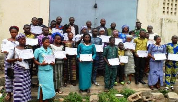 Photos-27-artisans-reçoivent-à-Savè-leurs-parchemins-de-fin-d’apprentissage